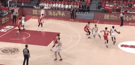 28圈-可惜！庞峥麟积极抢断一马当先，但最后上空篮弹框而出